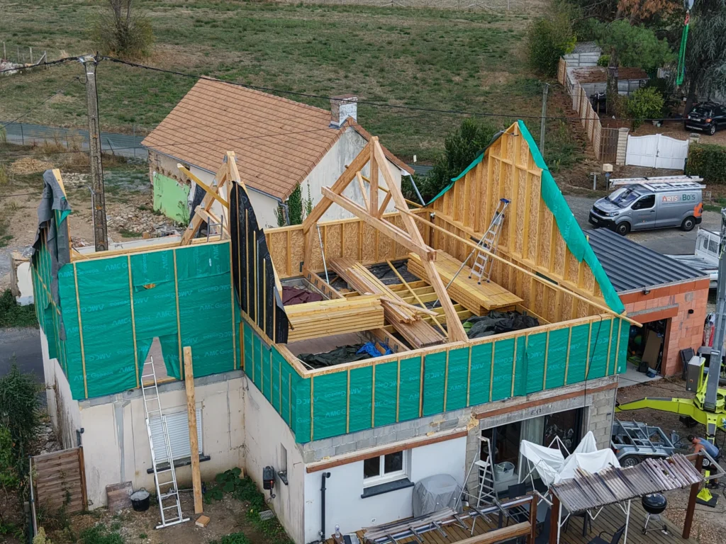 Vue aérienne d'une surélévation avec charpente bois neuve