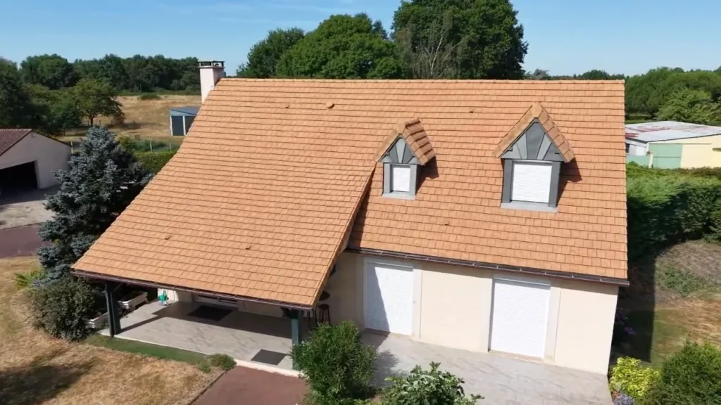 Vue aérienne d'une toiture en tuiles avec lucarnes rénovée par Arts & Bois