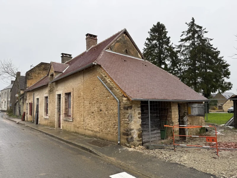 Maison en pierre avec sa couverture en tuiles plates refaite