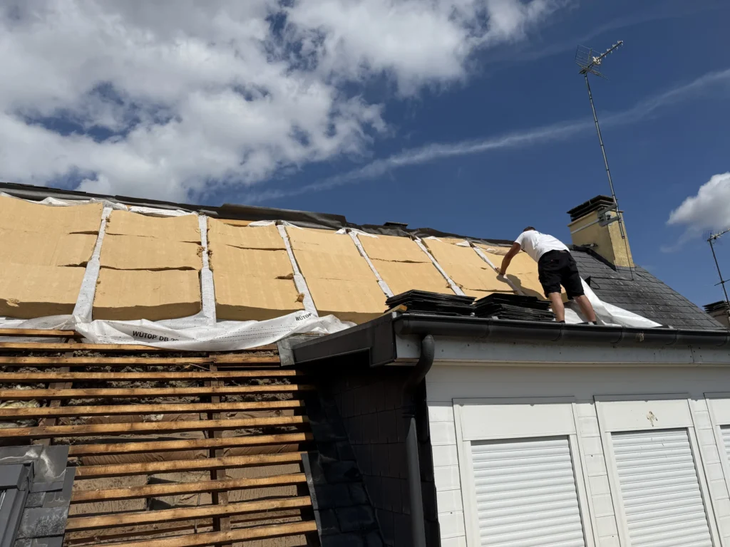 Panneaux isolants en fibre de bois posés sur une toiture