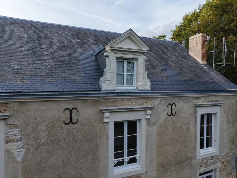 Lucarne en pierre et toiture en ardoise après rénovation